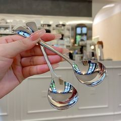 ネットの赤い水滴のスプーンの家庭用の食堂はご飯のスプーンを混ぜて深くスープのスプーンを飲んで食事をします。