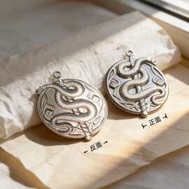 跨境男女不锈钢蛇形浮雕圆牌吊坠 复古神秘图腾挂坠 饰品 配件
