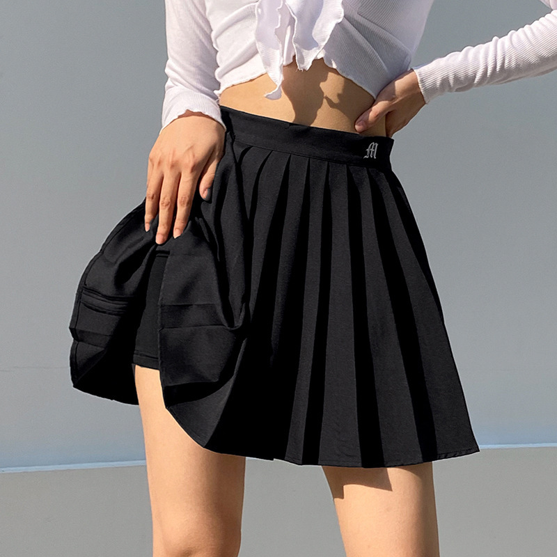Dames plooirok met letterborduursel voor streetstyle_voghion.com