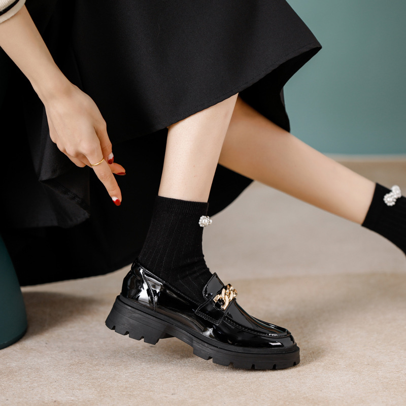 Mocasines de fondo suave para mujeres 2024 primavera y otoño nuevo cuero genuino deslizamiento-en fondo grueso hebilla de metal retro estilo británico zapatos de cuero