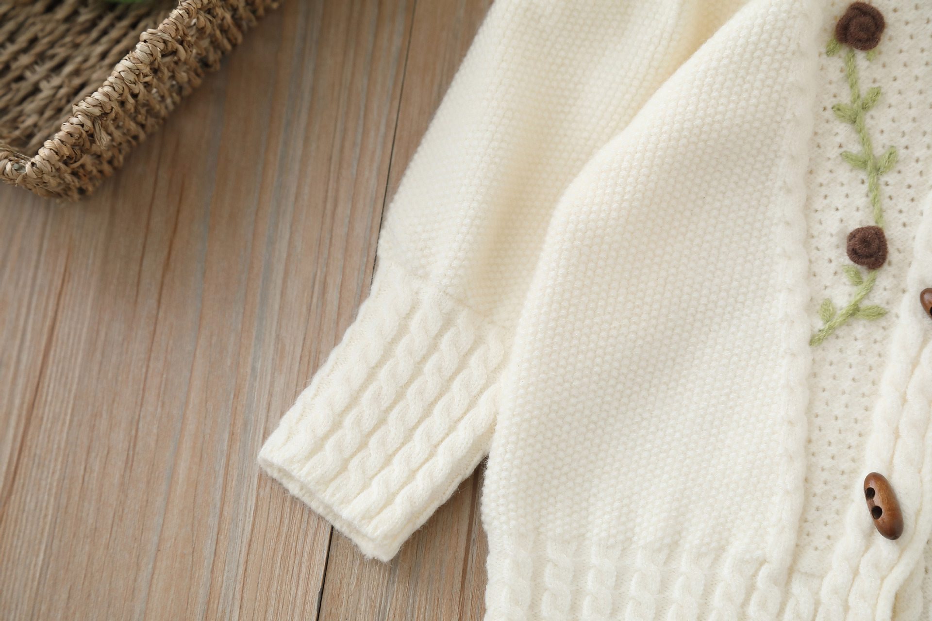 Set pantaloni tricotați din două piese pentru fete, toamnă/iarnă 2024, model nou, model Treasure, model lucrat manual cu flori_voghion.com