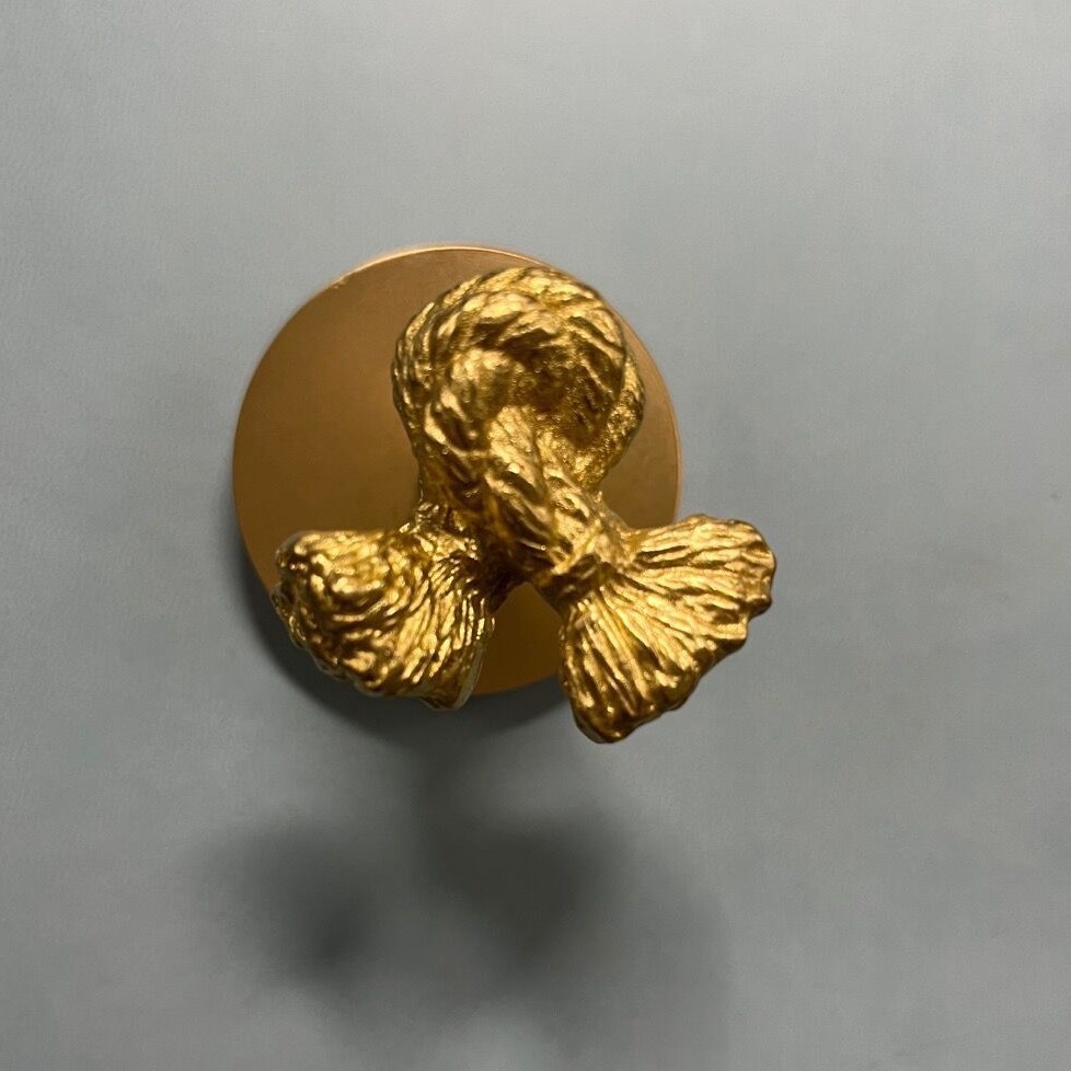 Gancho de pared creativo de estilo europeo después del cierre de la puerta del pasillo Gancho de ropa sin clavos de latón al por mayor de fábrica