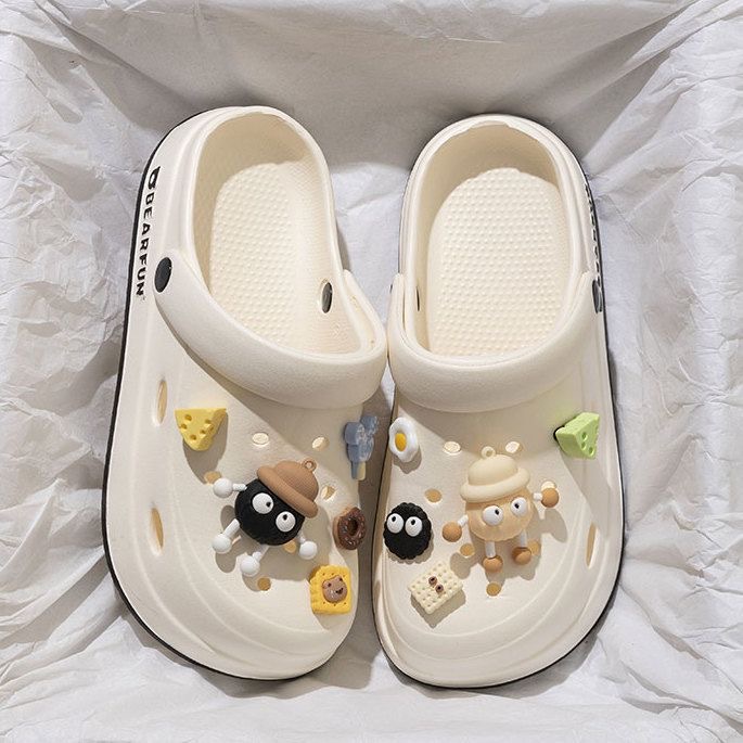 Pise en la mierda, zapatos con agujeros, ropa de verano para mujeres, antideslizante, Baotou, red neta, playa, suela gruesa, 2024, nuevas zapatillas de dibujos animados de suela blanda