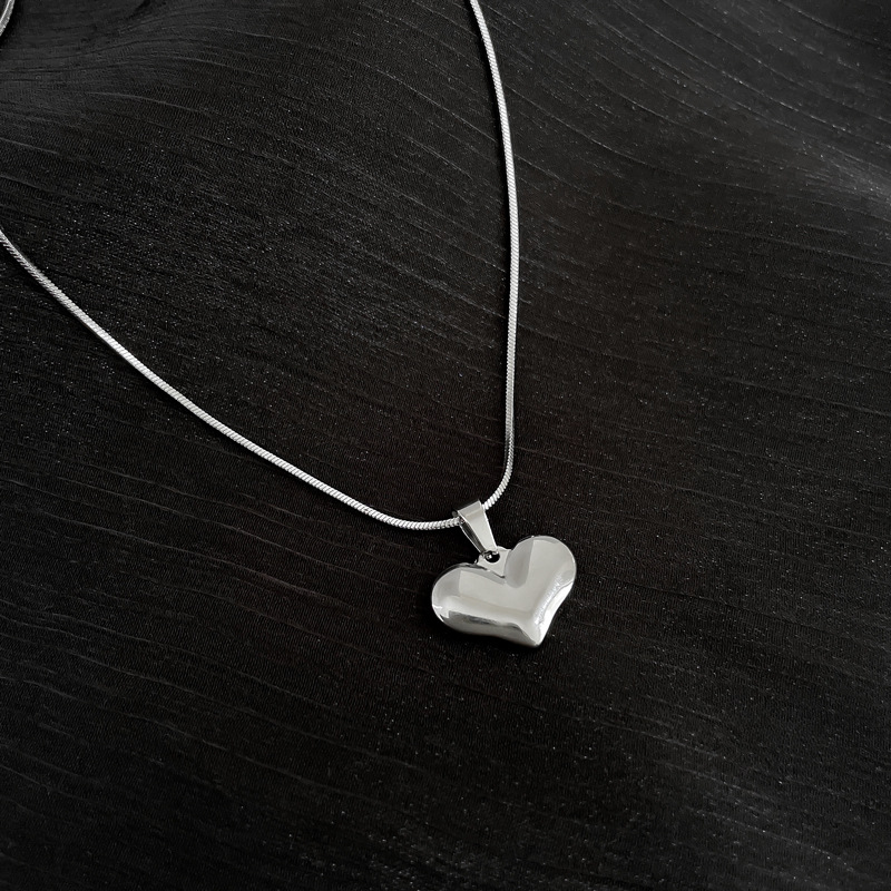 Korean New Stainless Steel Smooth Love Necklace Temperament Clavicle Chain Three-dimensional Peach Heart Jewelry Wholesale display picture 2