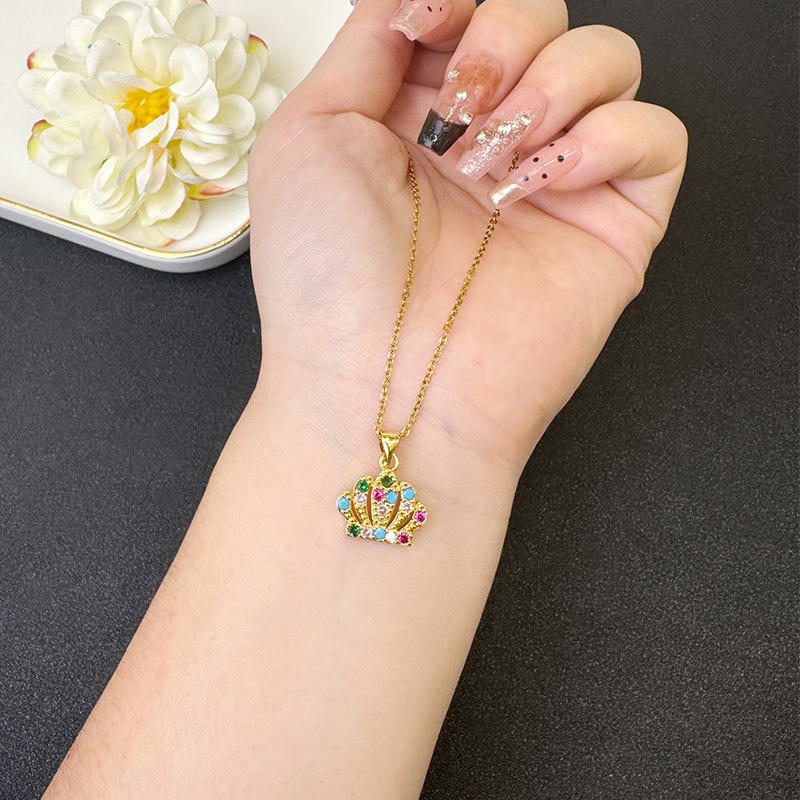 Vietnam Sandy Gold Fashion Light Luxury Palace Style Diamond Hollow Crown Collar Pendientes No se desvanece Joyería al por mayor