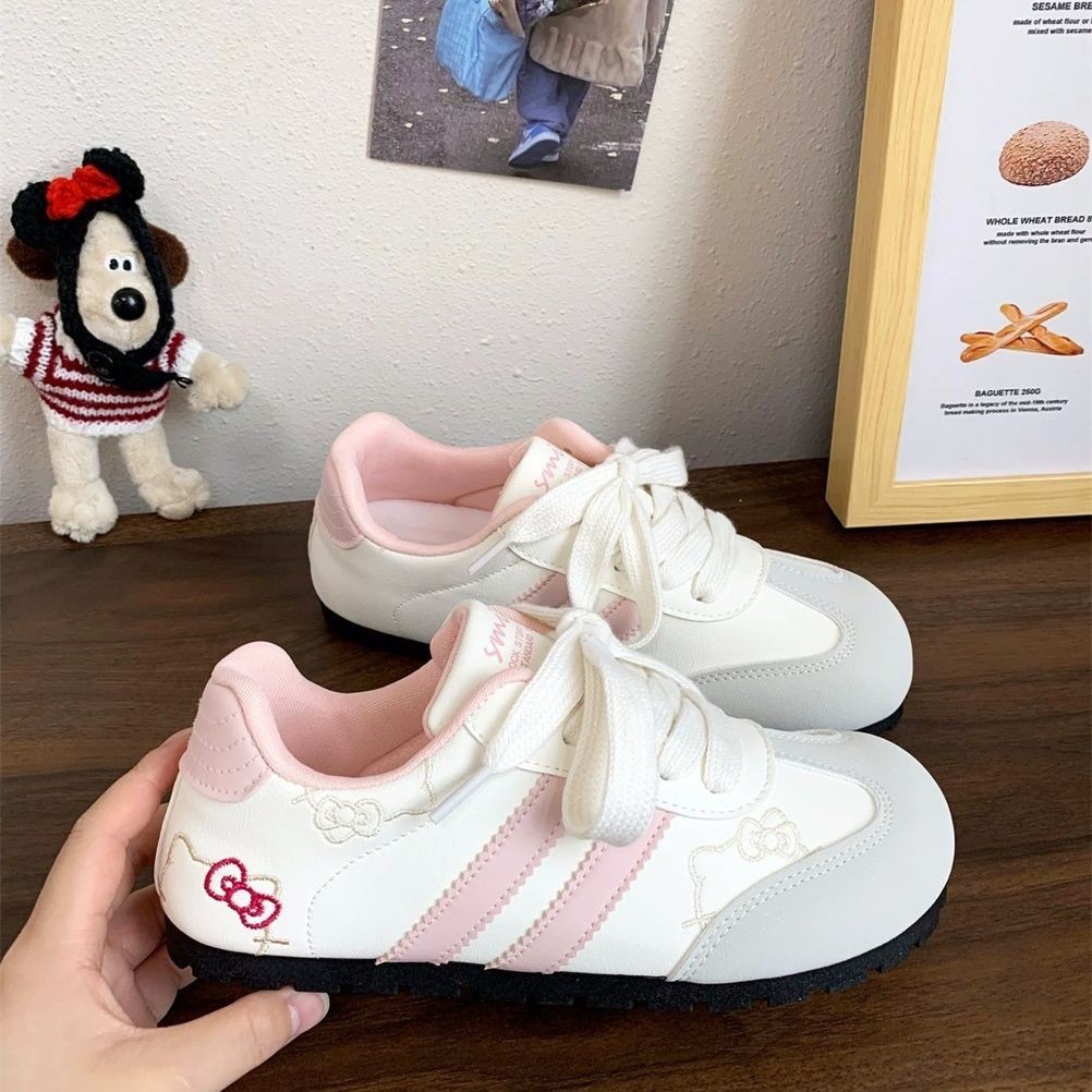 Hermosos KT bordados zapatos blancos para mujeres 2025 verano y otoño nuevos zapatos de entrenamiento alemán plano de moda universal zapatos de skate casuales
