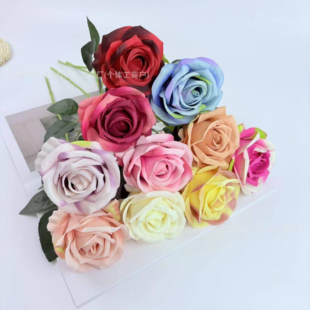 Una sola pieza de tela de seda, una pequeña rosa de crema, una rosa, una rosa, una rosa, una rosa, una rosa, una rosa, una rosa, una rosa, un arreglo floral, una boda, una pared de flores