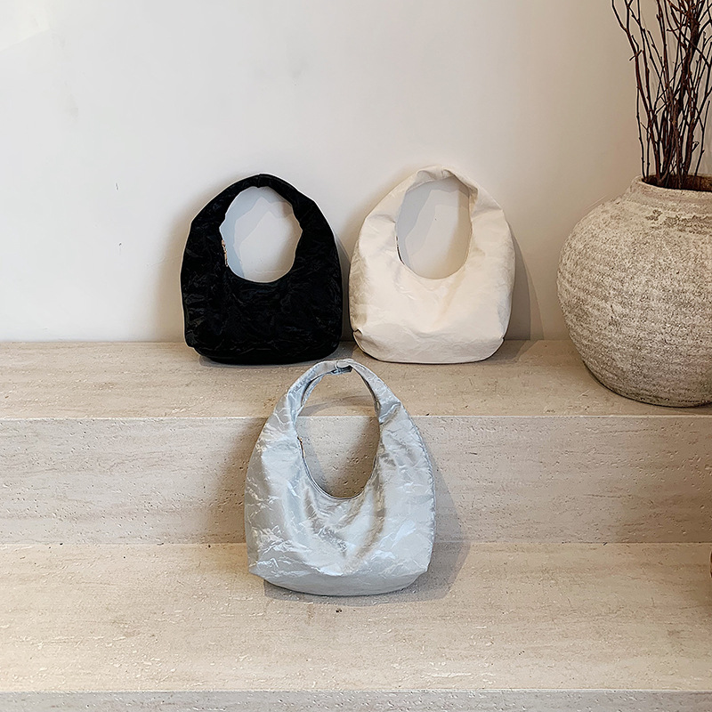 Bolso de mano plegado para mujeres 2025 primavera y verano nuevo nicho de moda bolso de hombro pequeño bolso de media luna fresco