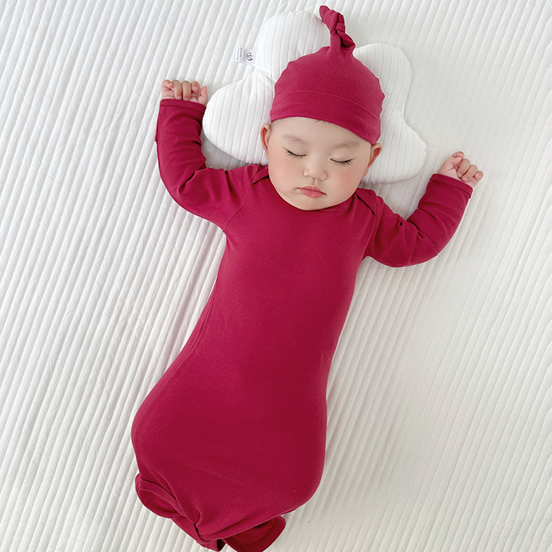 버건디 + 뾰족한 모자