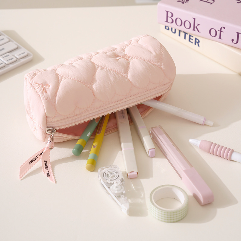 New quilted heart-shaped pencil case, large-capacity multifunctional lipstick and makeup brush storage bag, portable travel stationery bag