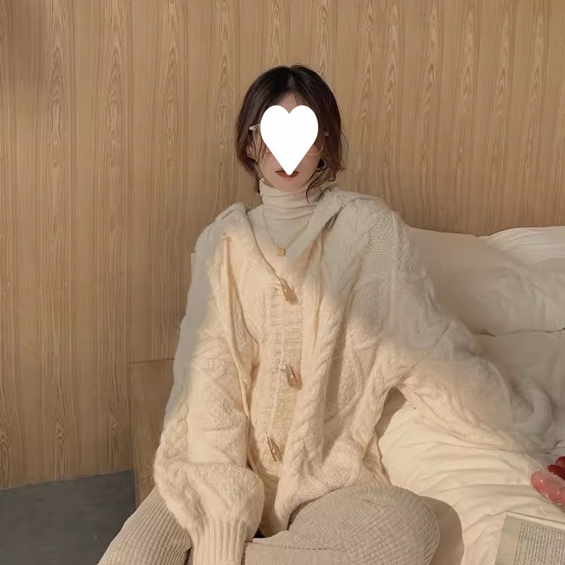 2025 日本のレトロなフード付きホーンボタンニットカーディガン女性の秋と冬の新しい気質ルーズで多用途なセータージャケット|undefined