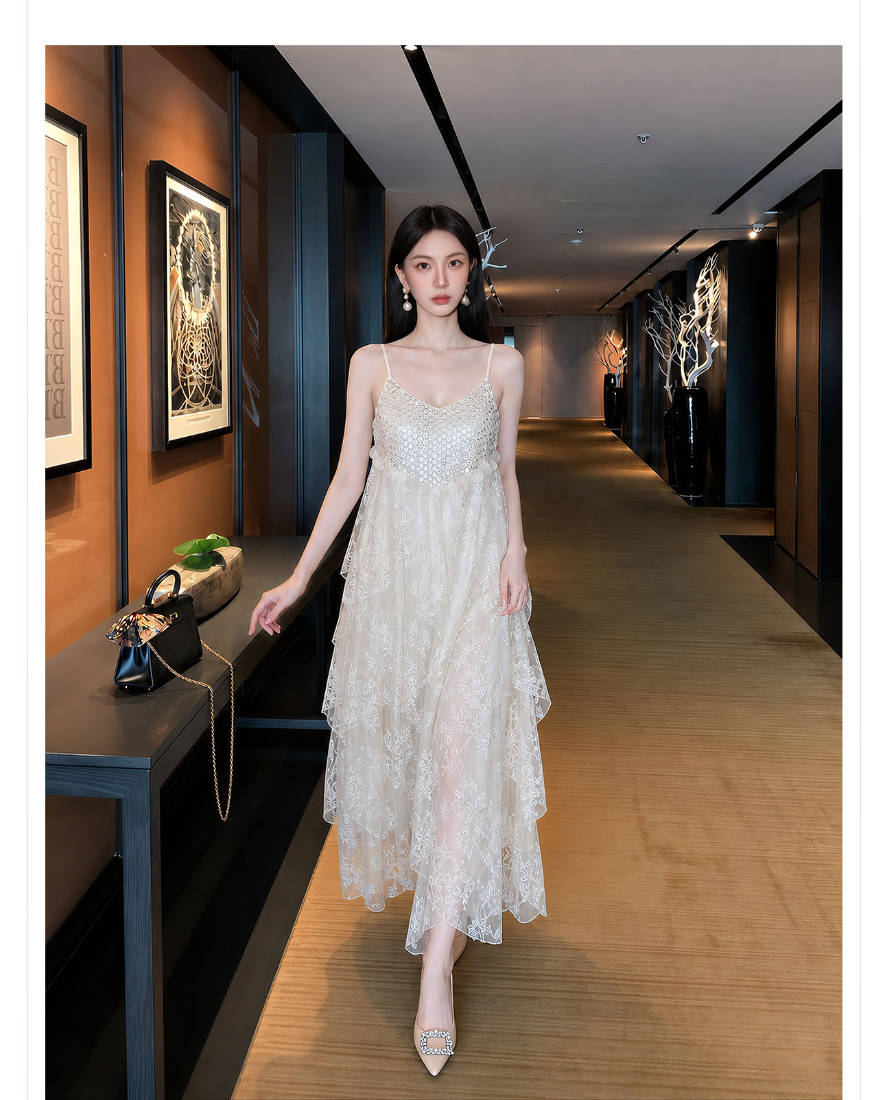Đầm maxi nữ thắt eo thiết kế tân cổ điển ren xếp tầng đính hạt — màu trắng ngà chi tiết 4