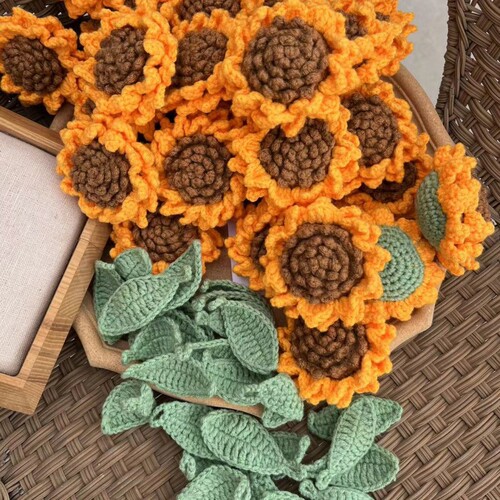 The new  spring sunflower leaf pendant was born as the keychain and car pendant.