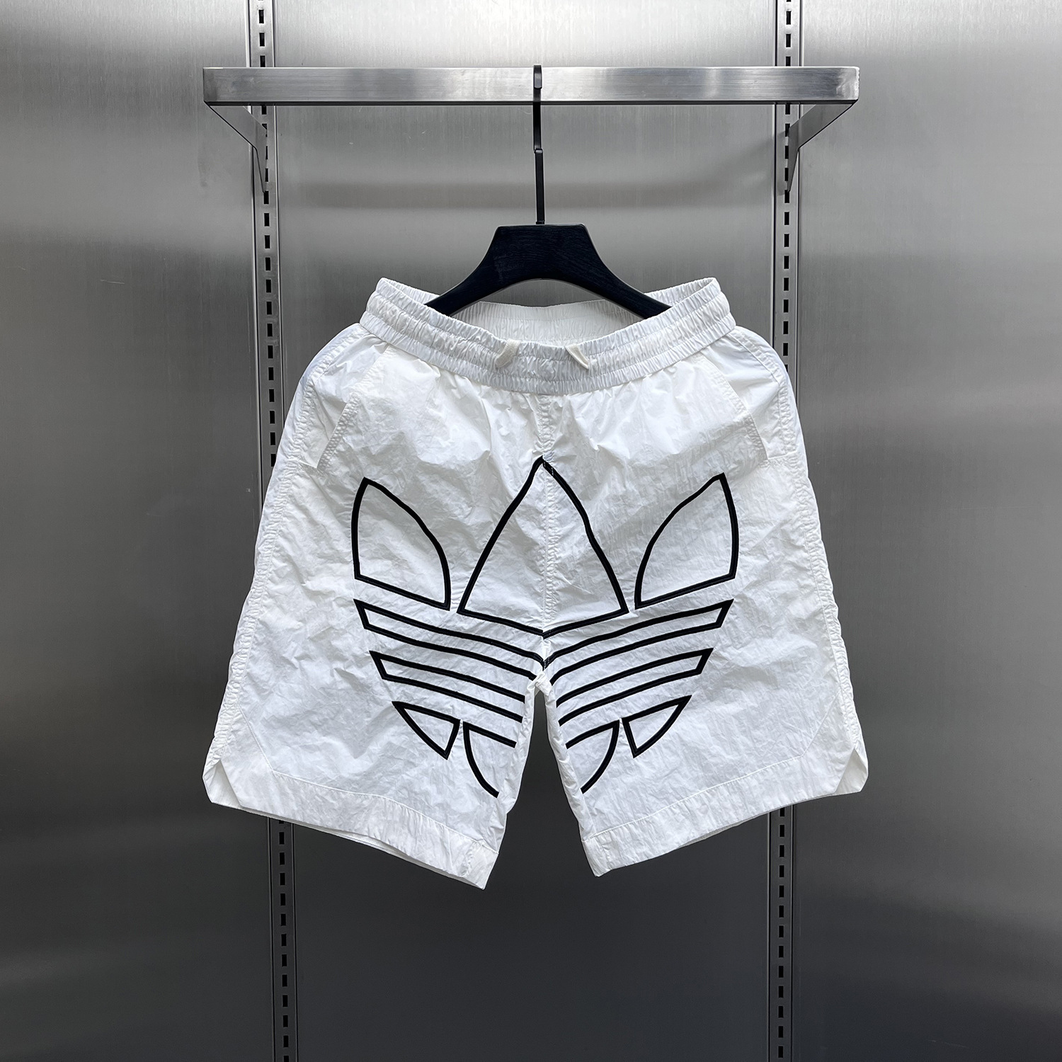 Pantalones de cinco puntos para hombres de verano, pantalones cortos deportivos sueltos casuales de secado rápido, pantalones de playa de color de contraste de bordado de la industria pesada de estilo delgado