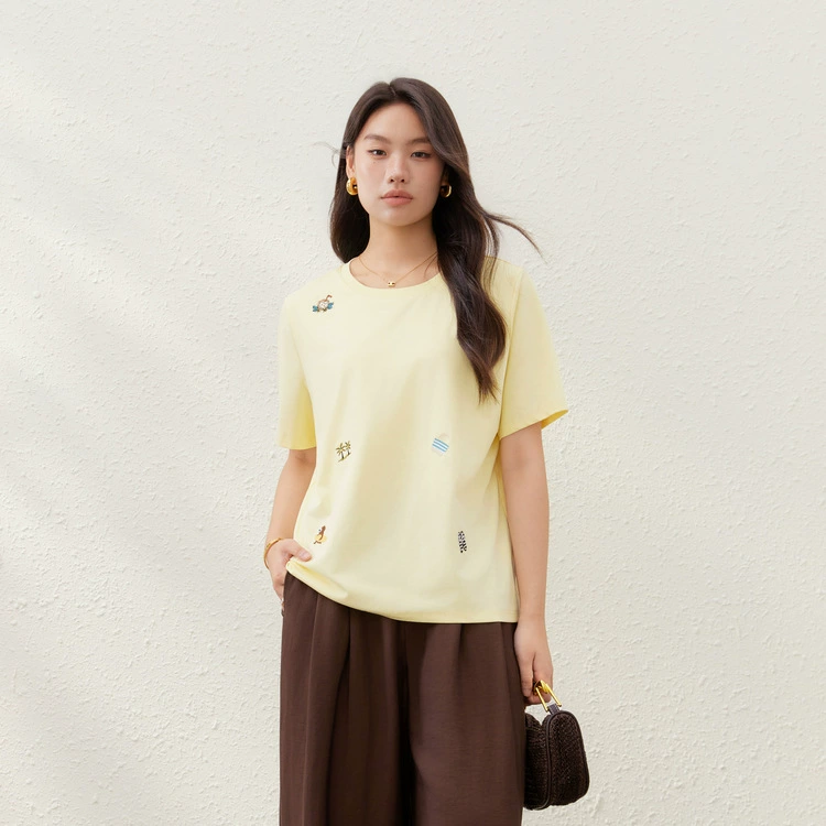 [Универсальная футболка с короткими рукавами и вышивкой, уменьшающая возраст] Xianlixiu, женская футболка больших размеров, мм 2025, лето, новый стиль