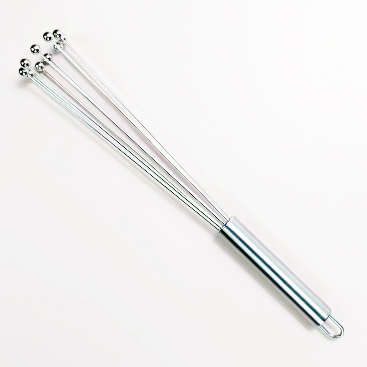 ステンレス手動ボール泡立て器はスチールボールの卵クリームを持っています。|undefined