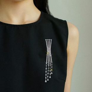 High-End Tassel Brooch, Annual Meeting, Classy Mid-Century Style Sparkling Diamond Long Shoulder Brooch, Fashionable and Elegant Suit Accessories