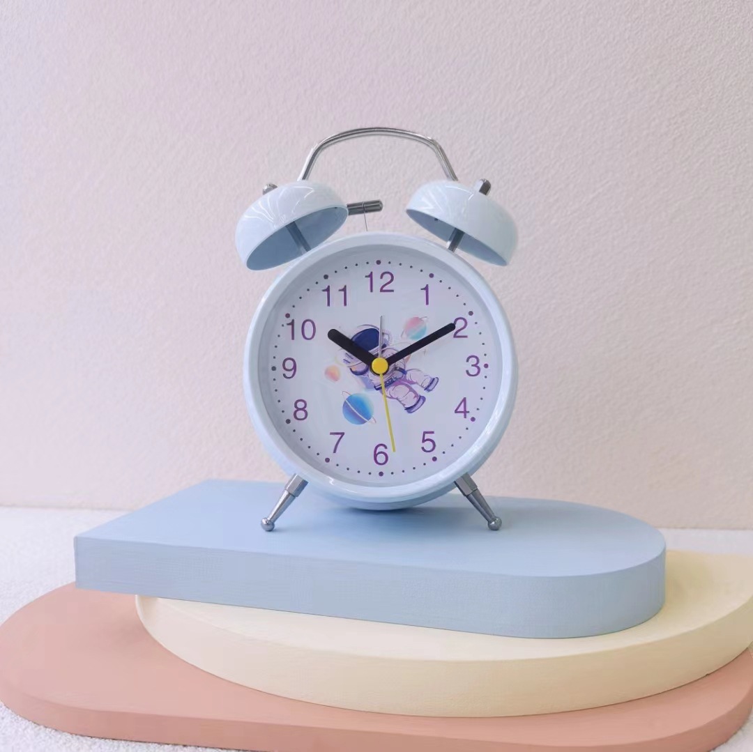 La decoración directa de la cabecera del reloj de alarma del astronauta simple claro de la fábrica 4-inch puede ser hora fija con el despertador ligero de la noche del estudiante