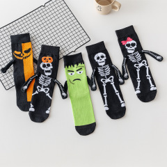 ハロウィンのクリエイティブな手つなぎ刺繍の小さな手骨格人形ソックス、欧米風インスタ映え中筒パンプキンソックス卸売