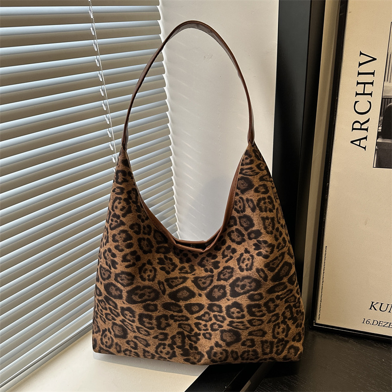 Bolsa de moda retrógrada con patrón de leopardo para mujeres, bolso de hombro casual de gran capacidad coreana, invierno 2024 nuevo bolso de brazo para mujeres