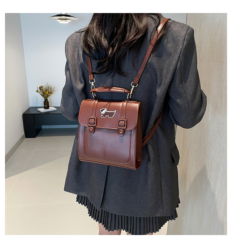 A new 2024 French retro backpack for women, a trendy and versatile single-shoulder bag with a large capacity for commuting undefined