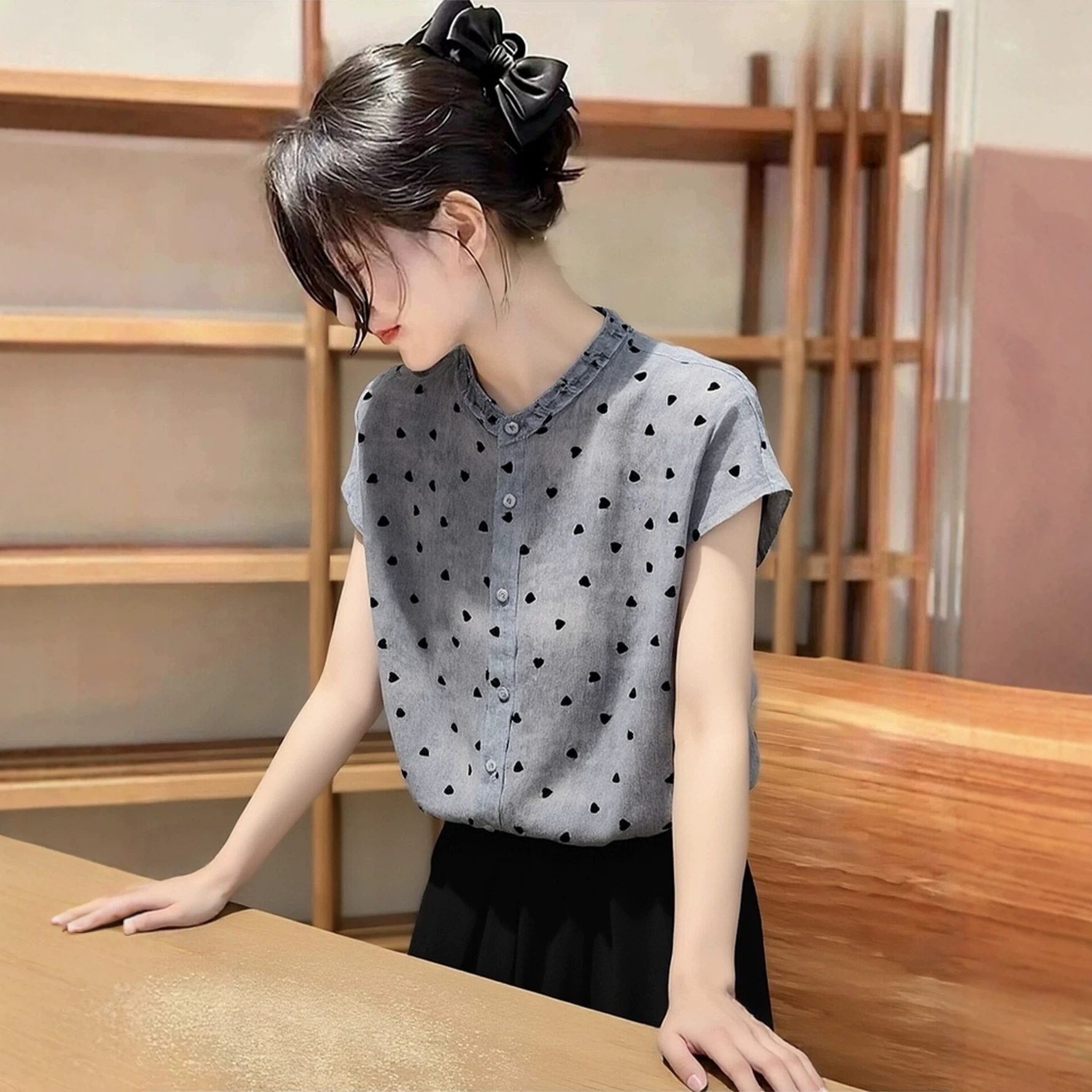 Áo sơ mi ngắn tay nữ họa tiết chấm bi phong cách Pháp, dáng rộng thoải mái — Điểm sóng xám chi tiết 3