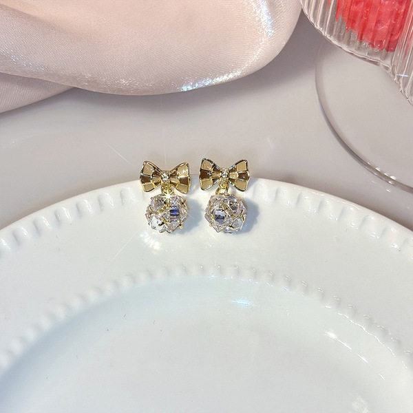 Sophisticated earrings with bow with zircon