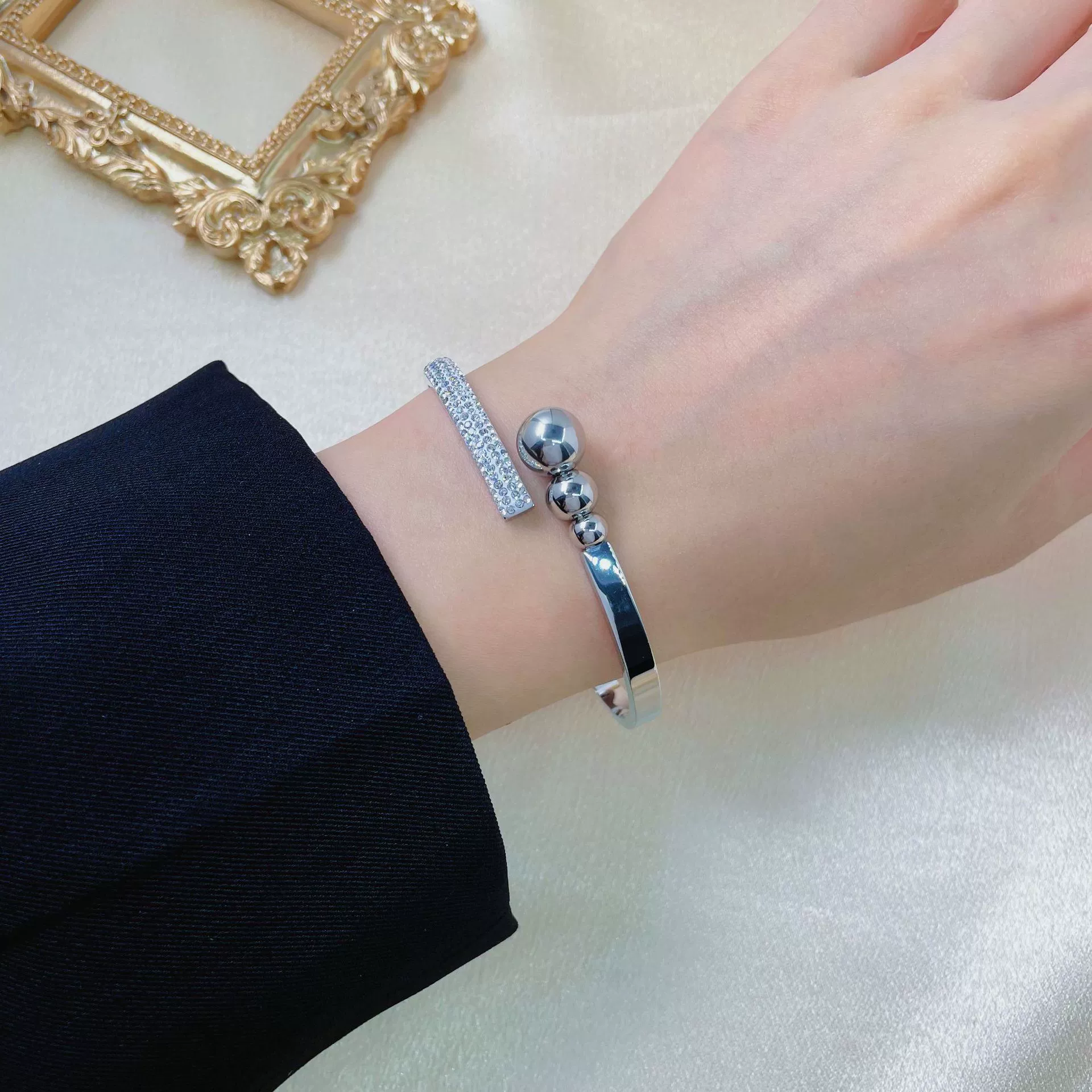 Fashionable brand golden women's bracelet stainless steel, European style, does not fade, high-quality style