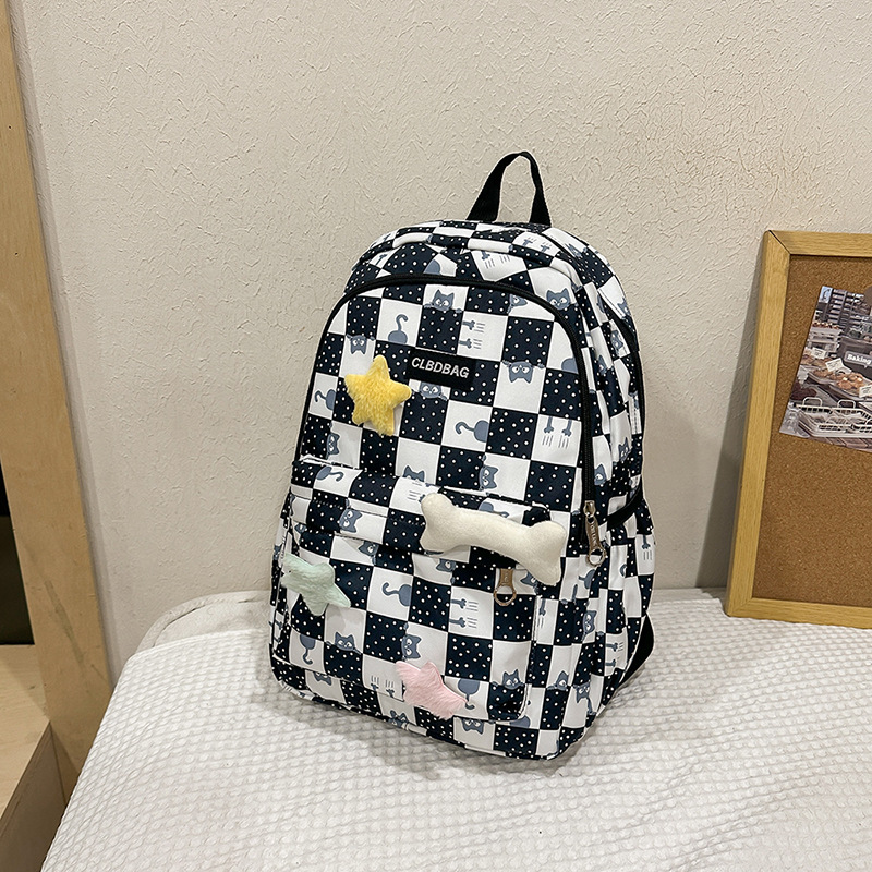 Los nuevos estudiantes de secundaria son ligeros y llevan la versión coreana de la mochila de hombro femenino. los estudiantes del campus de gran capacidad tienen mochilas de moda.