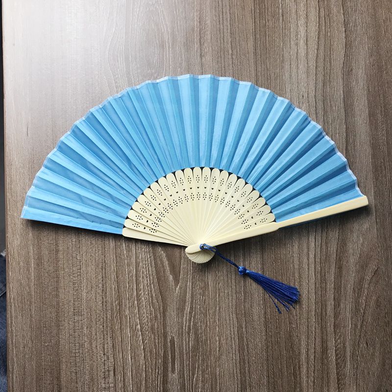 En stock paño llano transfronterizo plegable ventilador de hierro de uñas y borla llanura de la boda plegable ventilador de tela de color caramelo ventilador 15 colores opcionales