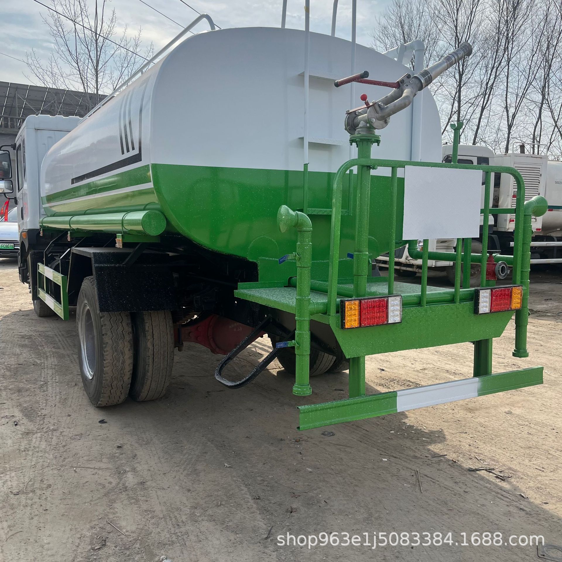 Export Front-Mounted Electronic Gun Dongfeng Sprinkler Dust Suppressor Truck Construction Site Diesel Sprinkler Truck Landscaping Road Spray