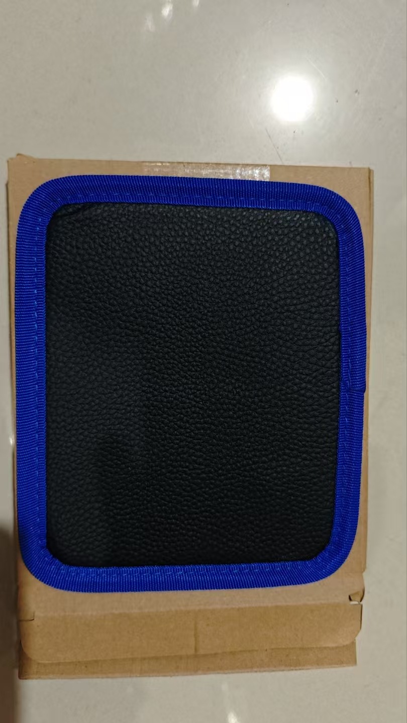 Pequeña placa de cuero azul