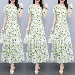 夏服の新型の中の長さは膝を過ぎて大きく飾って、花のファッションのワンピースの女性は腰を収めてやせている大きいサイズの長いスカートのビーチのスカートを現します。