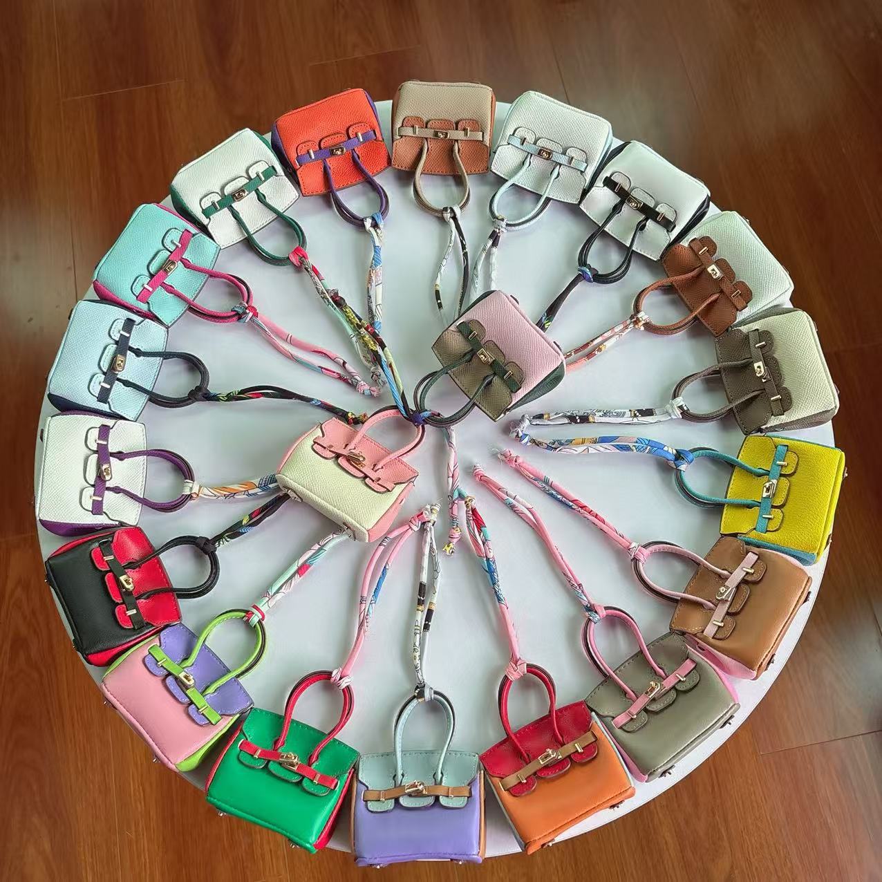 Mini colgante de bolsa de platino de color de contraste, colgante de bolsa de auriculares sobre rojo de alta gama, colgante de llavero de coche, colgante al por mayor