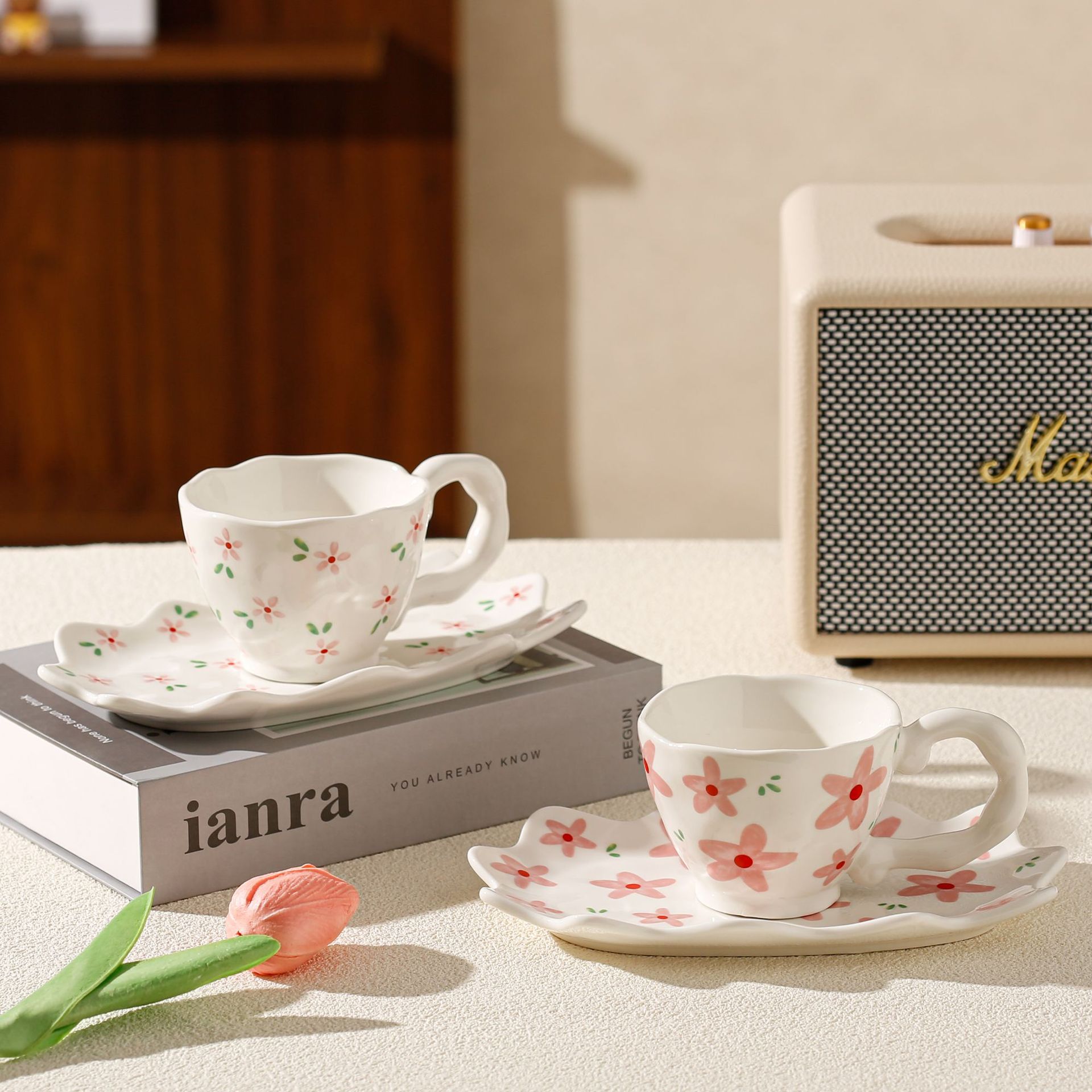 Taza y platillo de café de cerámica de flores de estilo ins de estilo japonés, taza irregular pellizcada a mano para niñas, té de la tarde