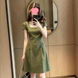 2026夏季新款法式复古绿色收腰方领短袖A字连衣裙女气质显瘦短裙