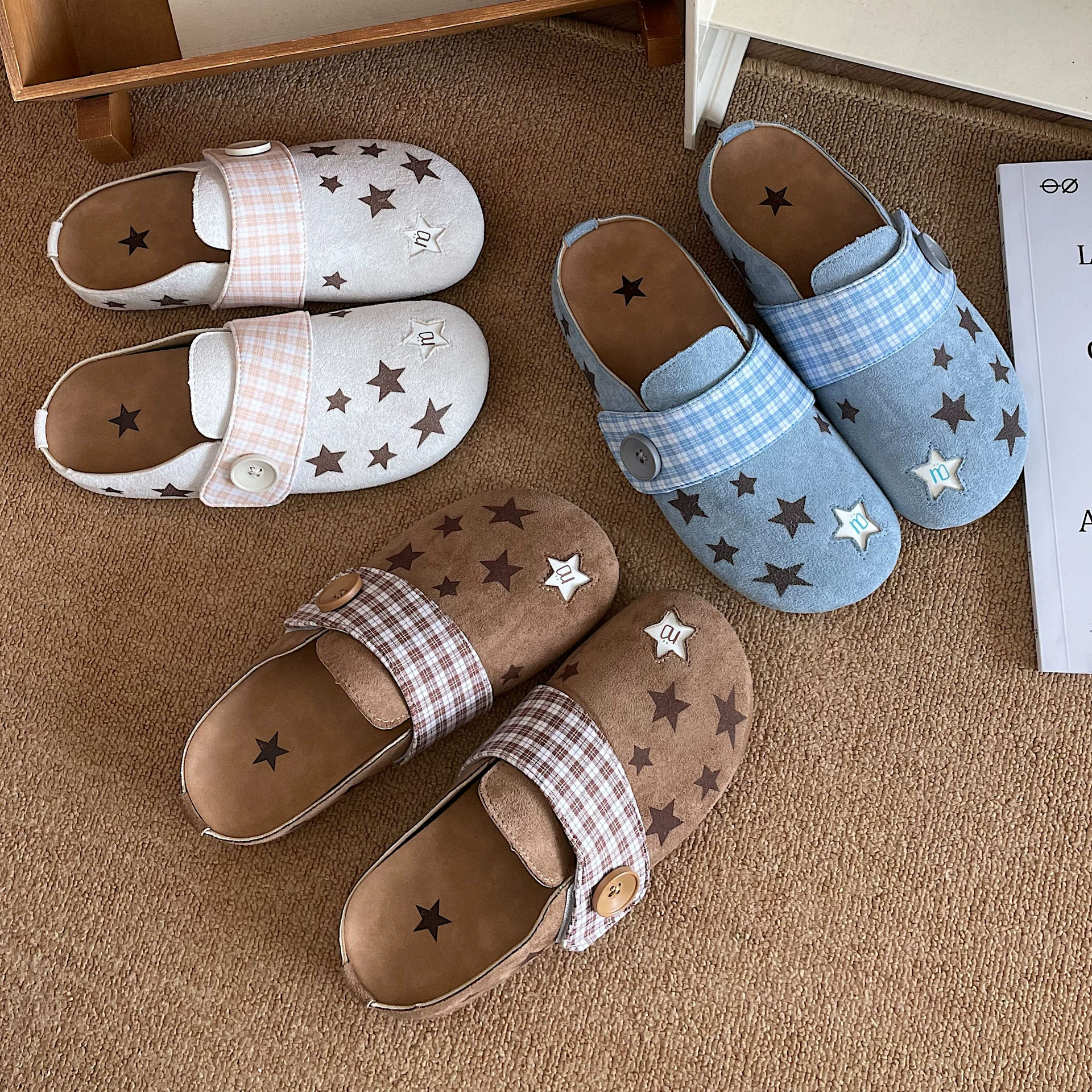 Jini ретро противоскользящие внутренние тапочки с плоским дном Баотоу женские летние носки 2025 новые дикие холодные тапочки женские