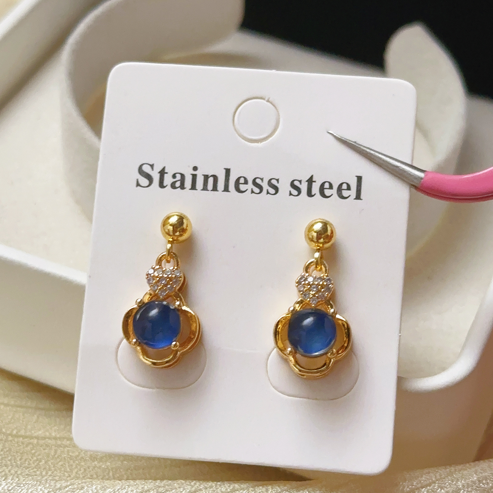 Elegante Europa y América nueva flor de cobre micro-pantalón de piedra de diamante temperamento lujoso hueco collar de diamante azul pernos de orejas para mujeres