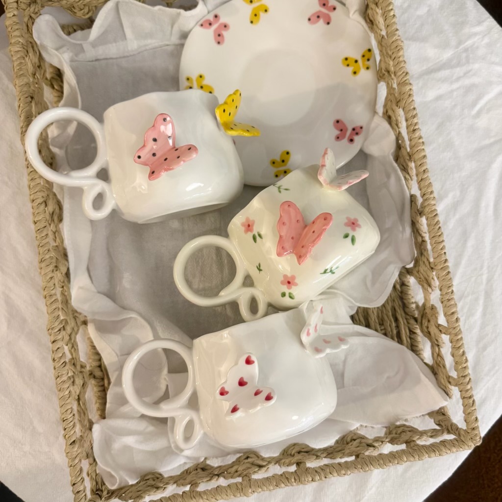 Luz retro Inns pintado a mano mano mano irregular tazas de café de cerámica platos mariposa tridimensional tazas de té de cerámica platos de té