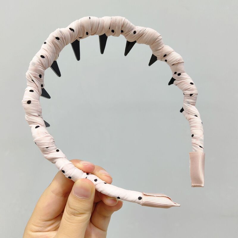 歯のカチューシャを持っています。|undefined