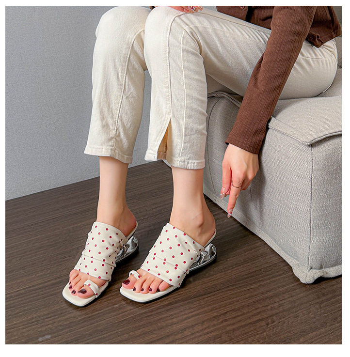 Giày sandal nữ gót 6 cm mũi vuông giấu gót, thiết kế xếp ly chấm bi, gót dị hình — Màu nâu, Màu trắng chi tiết 19