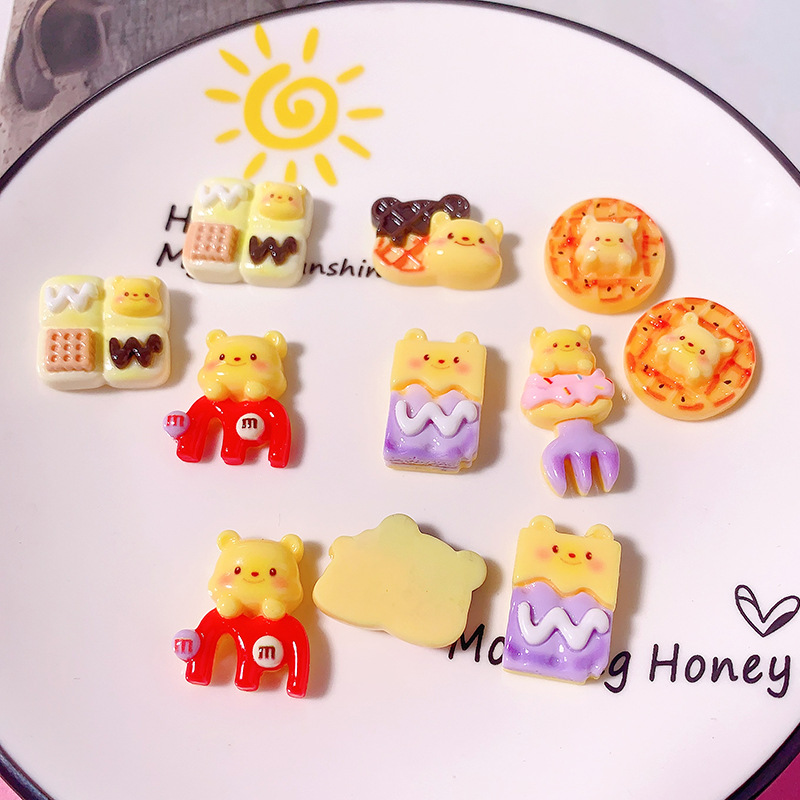 Nueva serie de pizza de dibujos animados Winnie the Pooh DIY accesorios de resina adornamiento de pegamento de crema para el cabello colgante de brazo agujero hebilla agujero