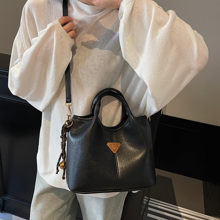 Bolsa de cubo de mano de moda casual para mujeres 2024 invierno nuevo estilo coreano retro alta sensación de moda bolso de hombro