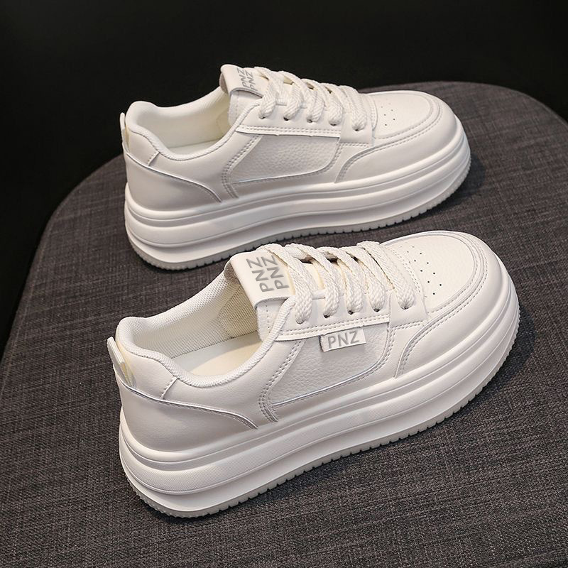 Zapatos blancos de suela gruesa para mujeres 2025 nuevos muffins de otoño zapatos deportivos transpirables para estudiantes casuales con suela suave aumentando la altura de los zapatos de skate image 1