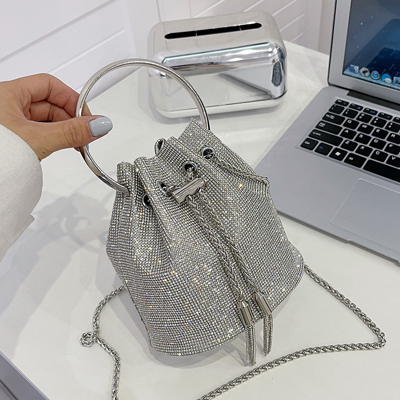 Douyin's populaire model vol diamanten en diamanten, nieuwe mode-emmertas met trekkoord en strasssteentjes, modieuze draagbare crossbodytas voor dames_voghion.com