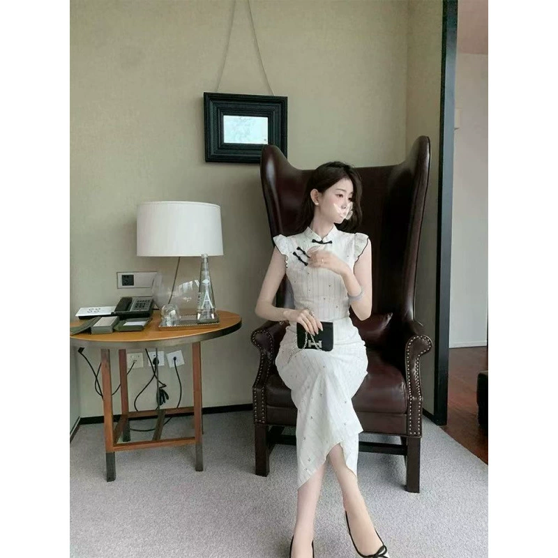 Новое игривое платье-чонсам серии Miu в китайском стиле с небольшими летящими рукавами для девочек летом, длинная и короткая юбка в китайском стиле, уменьшающая талию.