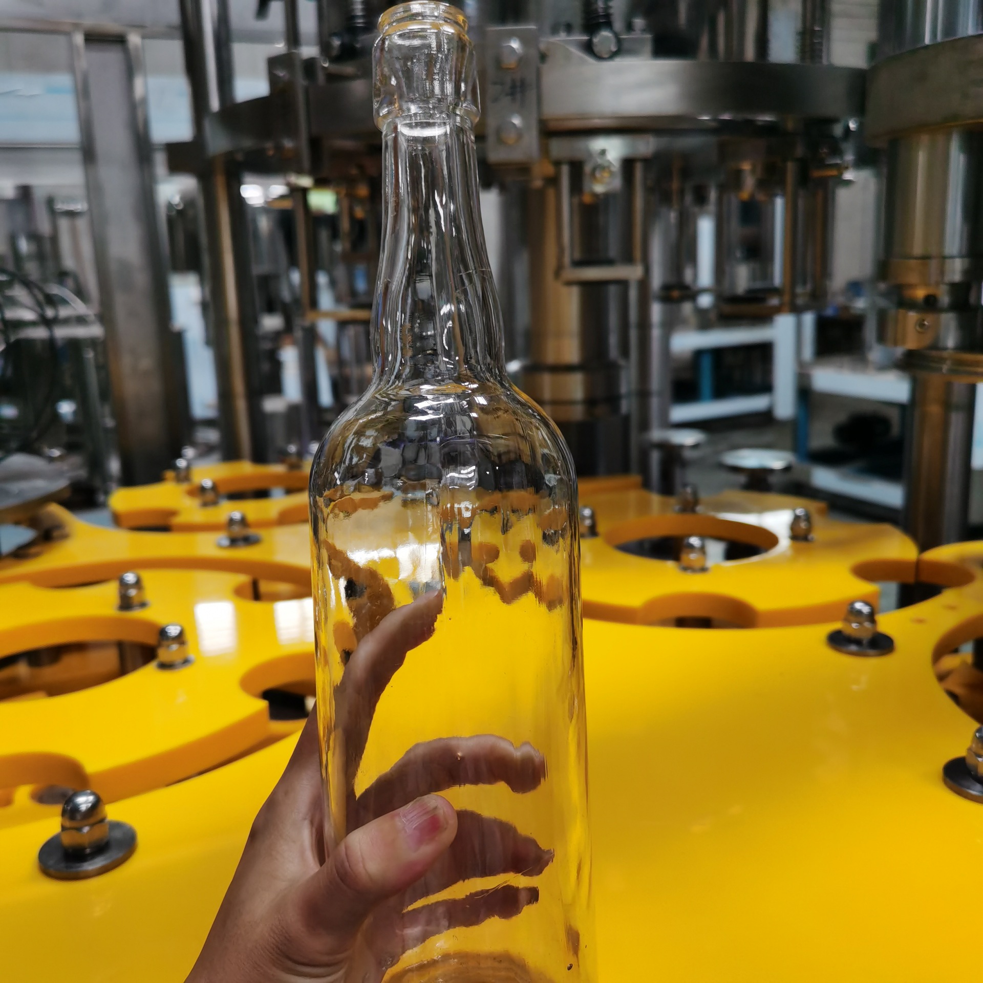 全自动三合一玻璃瓶果汁饮料灌装机液体机械包装设备流体灌装机