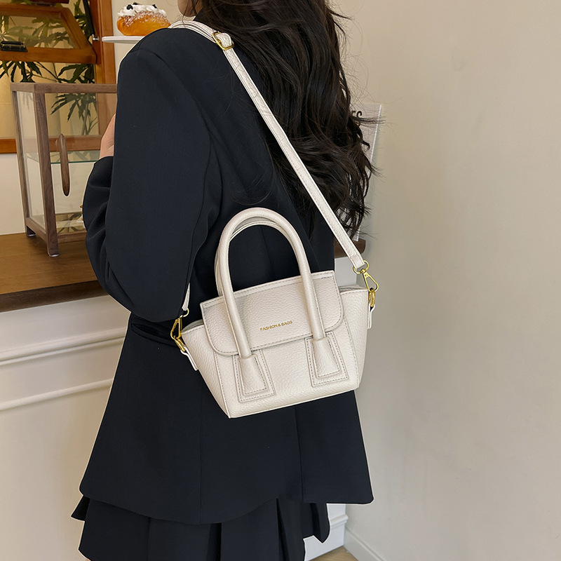 Bolsos populares de este año 2025 primavera nuevo bolso femenino casual patrón de lichi bolso de hombro letra todo fósforo bolso de mensajero