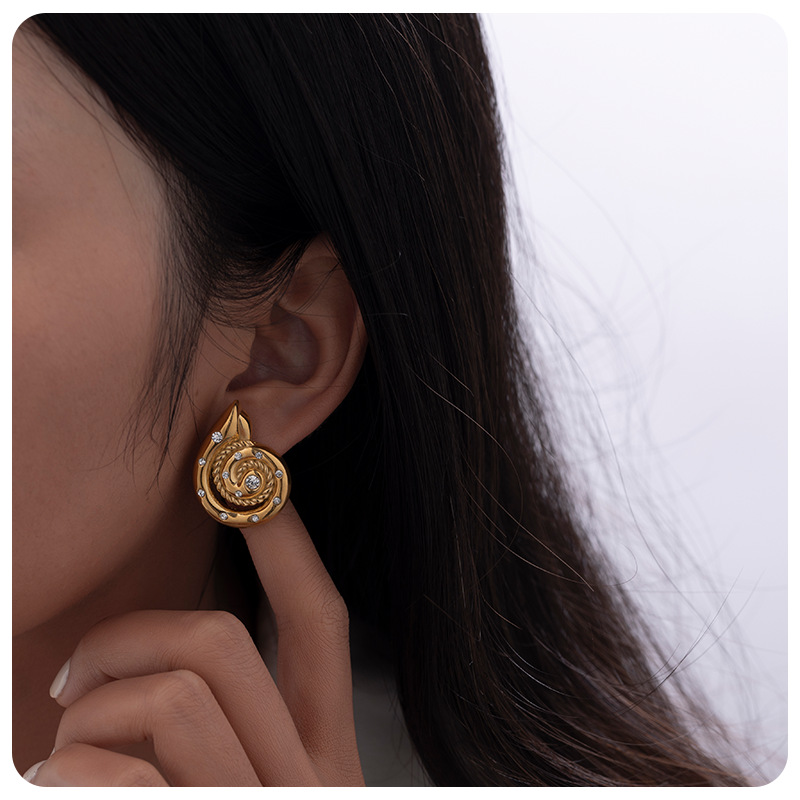 TENA diseño original de concha de estilo nicho de acero inoxidable zircon aretes de oro 18K