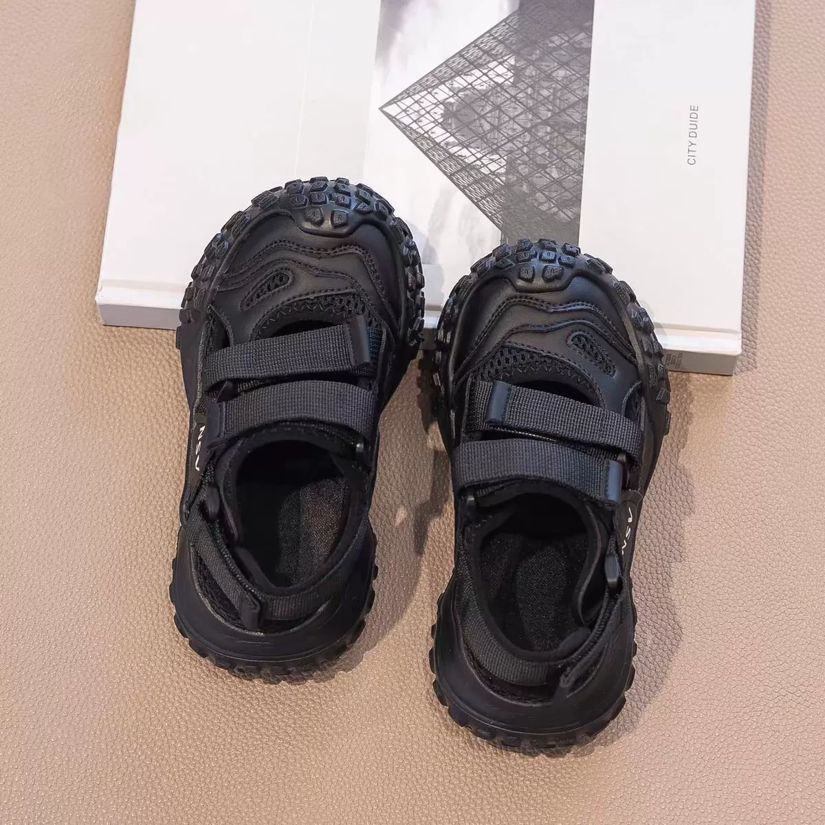 Детские сандалии для мальчиков 2025 Новые летние спортивные сандалии Baotou Летние черные модные детские туфли для девочек